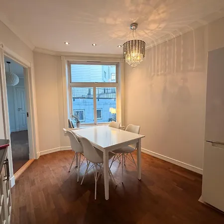 Charming 3-bedroom In Beautiful Alesund, Og Romsdal, Norway 奥勒松