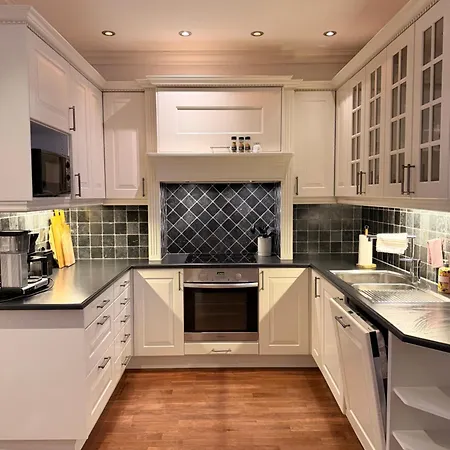 Charming 3-bedroom In Beautiful Alesund, Og Romsdal, Norway Διαμέρισμα Ålesund